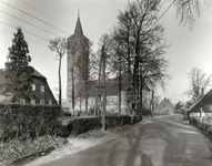 94516 Gezicht in de Kerkstraat te Soest, uit het zuiden; met op de achtergrond de toren en rechtergevel van de ...